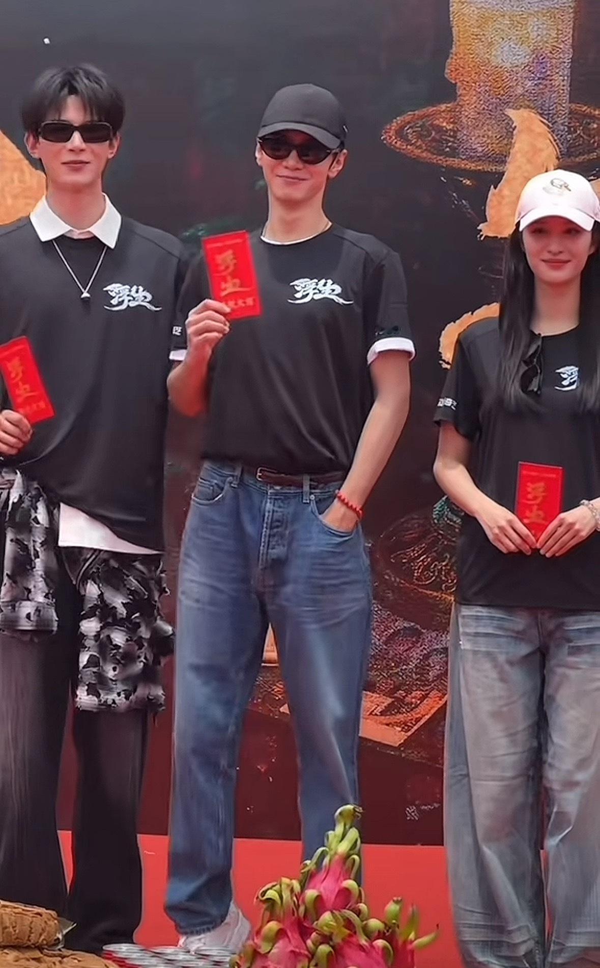 邓凯到底多高 陈哲远在他面前都要踮脚了远子好像也有180➕吧😢 