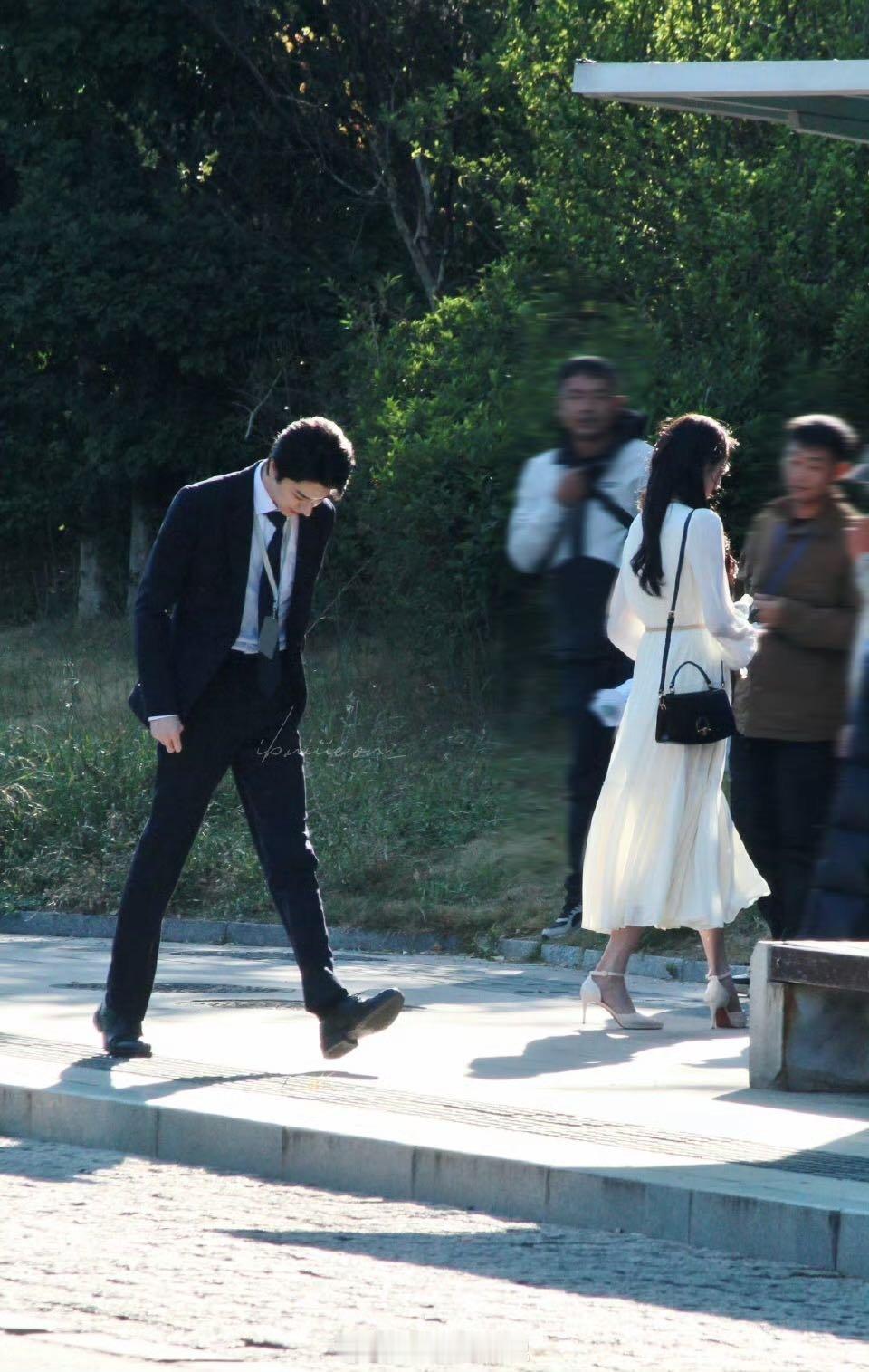 关晓彤终于遇到了有身高差的男主 关晓彤新剧的男主身高终于不用被吐槽了。林一站她旁