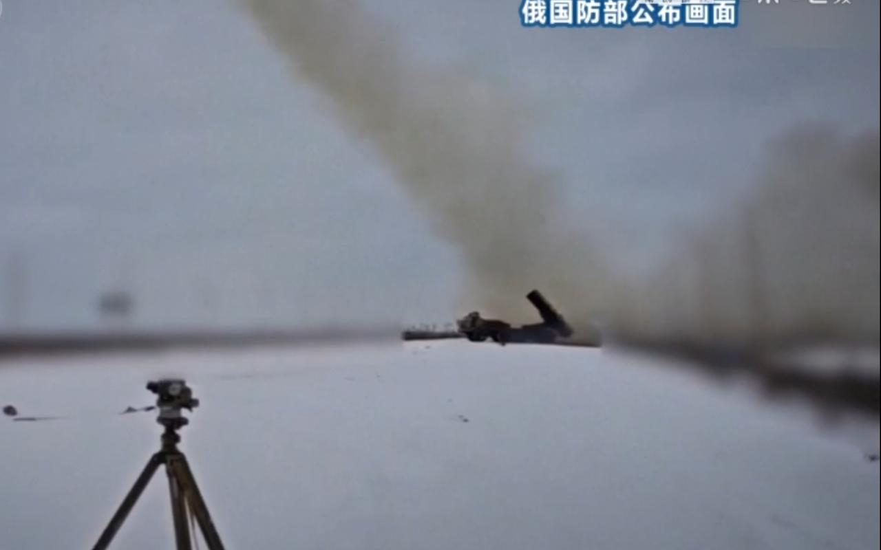 俄乌双方近日持续在前线展开军事行动。俄国防部公布画面显示，俄军发射导弹打击了乌克