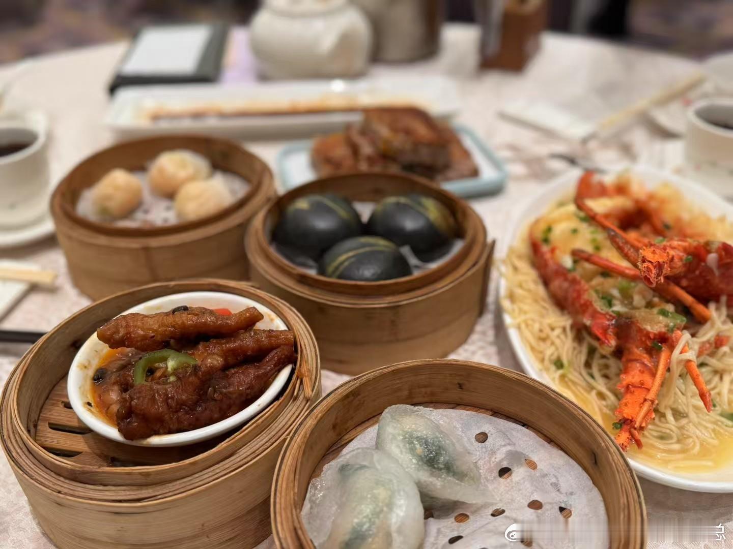 早！朋友们，清晨的仪式感，是和老婆在家的附近吃个早茶。吃饱喝足，心情也美滋滋，又