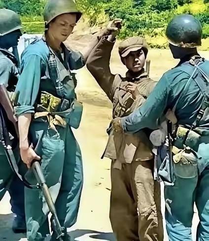 1951年，朝鲜战场上，一个志愿军小战士，不幸被美国大兵抓住，他背着大刀，满脸污
