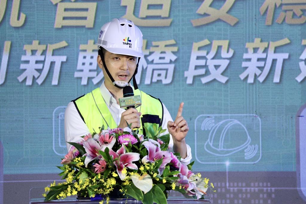 沈伯洋名片“ㄅ”级分 蒋万安9字回应
民进党台北市长参选人沈伯洋竞选名片右上角放