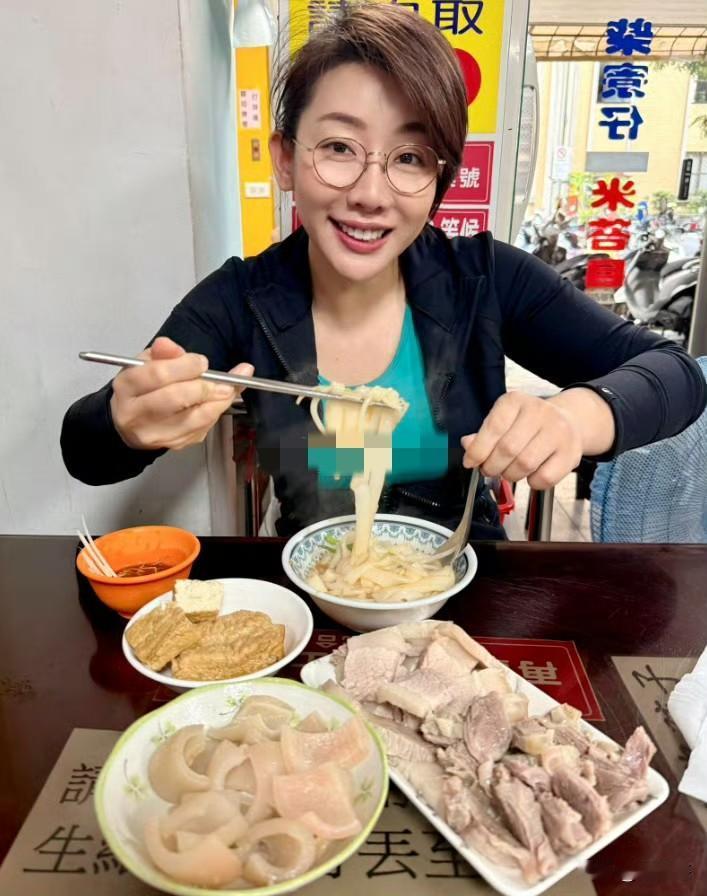 近日，台湾地区民众党籍台北市议员林珍羽，在社交媒体上晒出她在一家名叫紫寮仔餐馆用
