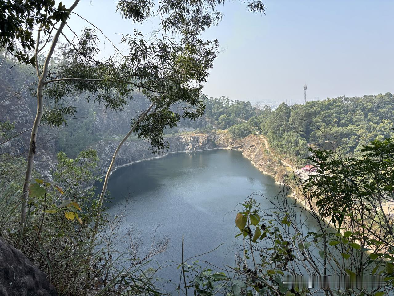 今天打卡广州的六片山。

六片山位于广州市白云区永兴村，属于没有完全开发的原始森