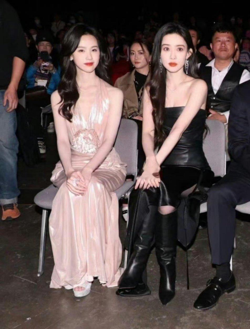 陈都灵坐下时显得比孟子义矮，但站起来却比她高 