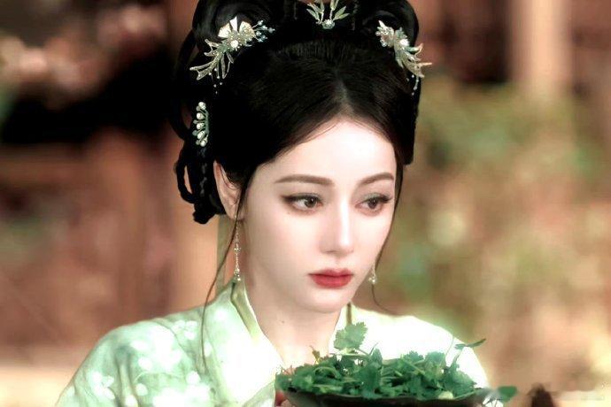 认真摘下耳机聆听欢呼声，珍惜每一份热爱，静待功夫女足全新角色上线迪丽热巴摘耳机听