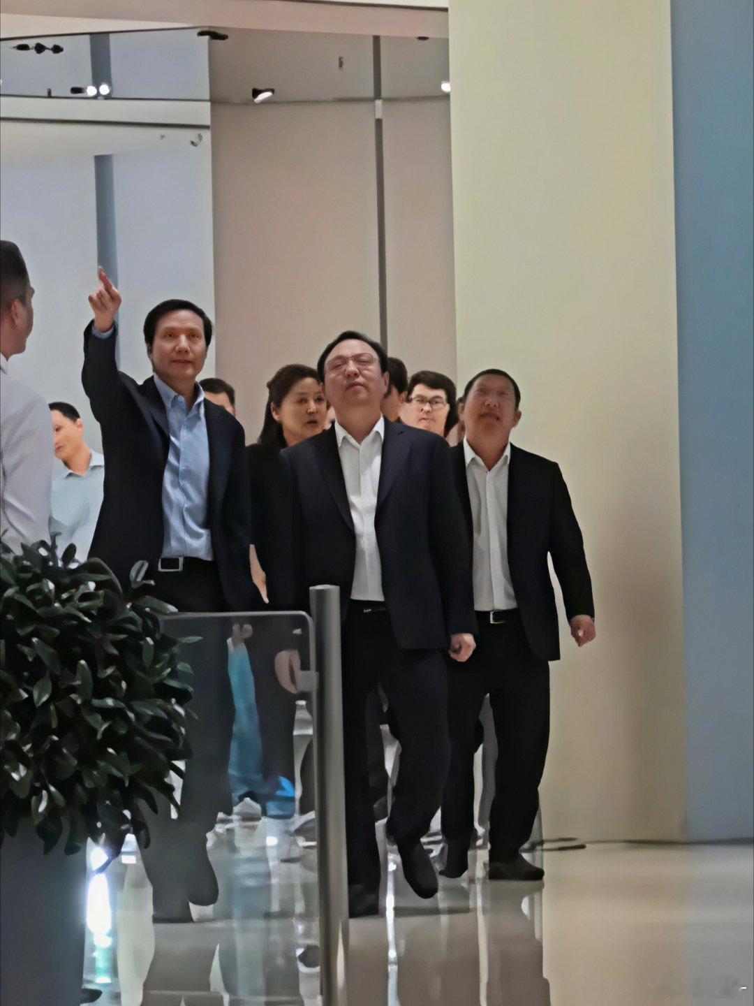雷军带王传福参观小米工厂网友在小米汽车工厂偶遇雷军和比亚迪董事长王传福合体小米和