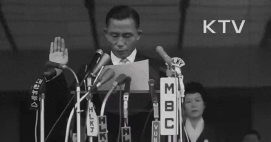 韩语词汇里，六七成的词根本就是汉字词，只是用拼音符号写出来了。

1970年，朴
