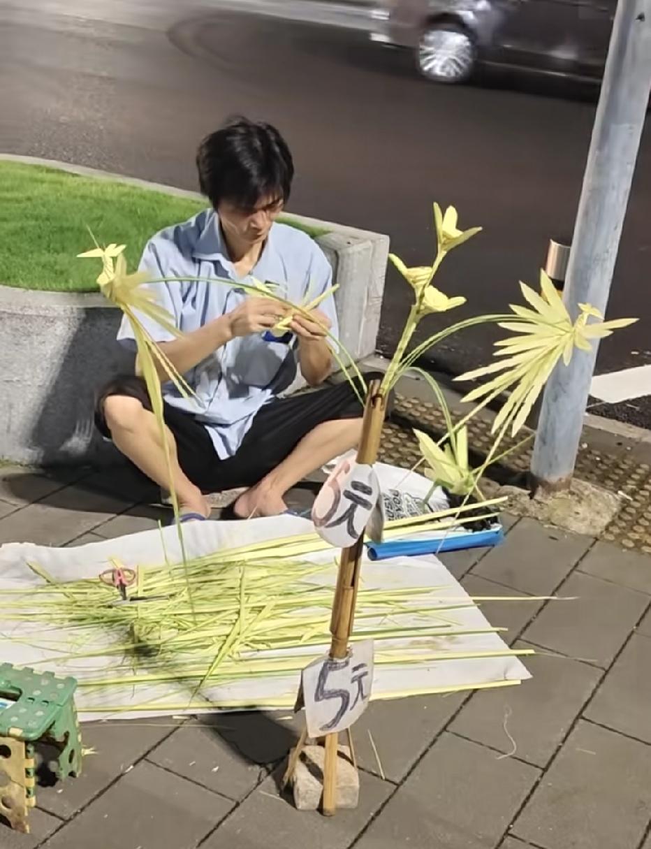 一个手工艺术品，摊主只买5元一个。真是太良心了吧，用这些竹叶片编织的艺术，除掉时