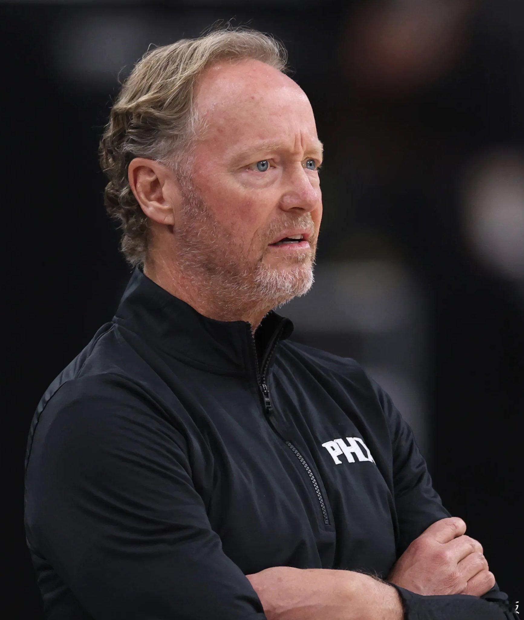 Haynes：几周前，太阳主教练布登霍尔泽召集布克开会，恳求他“降低声音”，这样