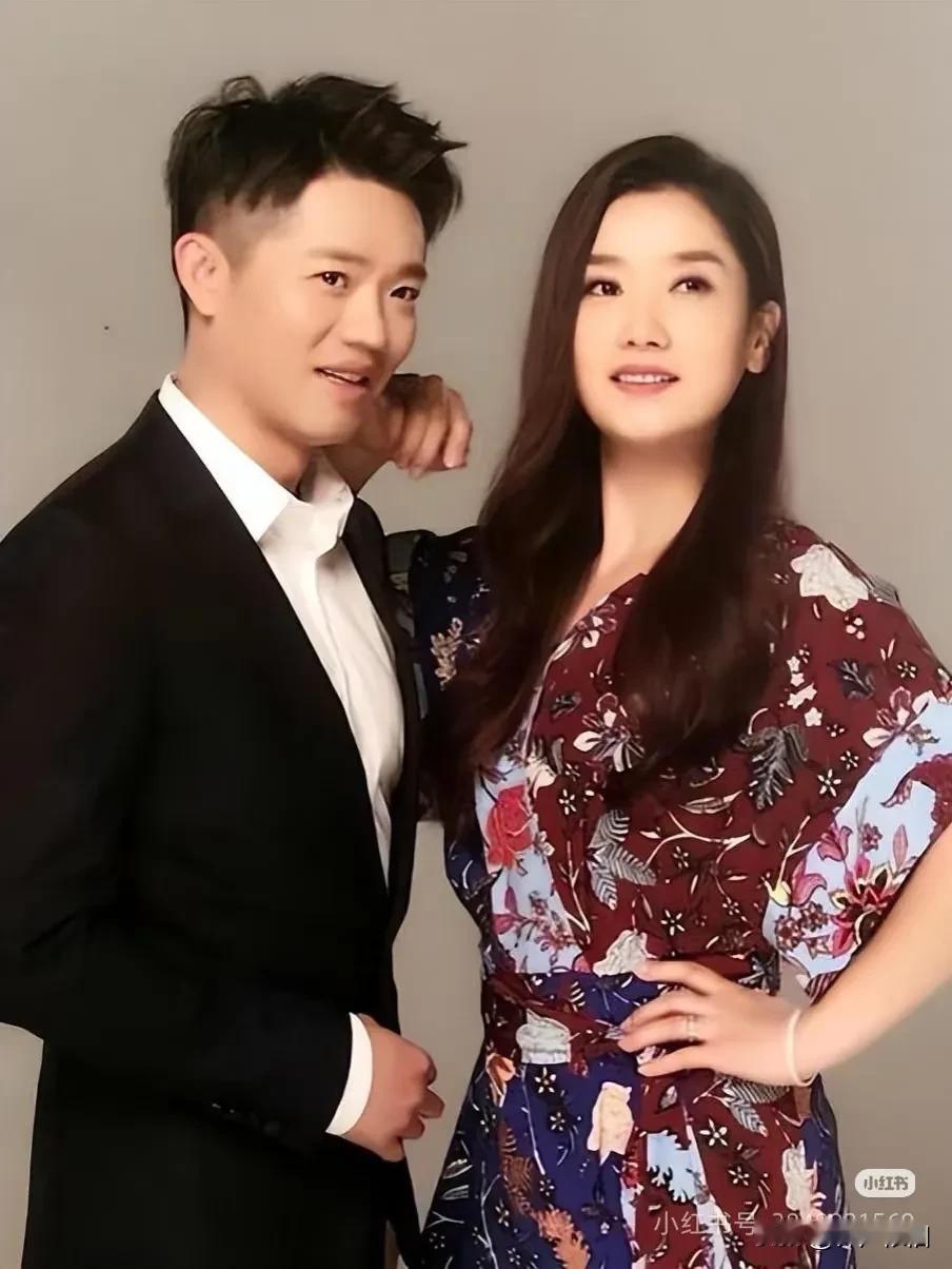 歌坛从没负面报道的搭档，凤凰传奇，为什么能传奇，凤是男生，凰才是女生，他们不是夫