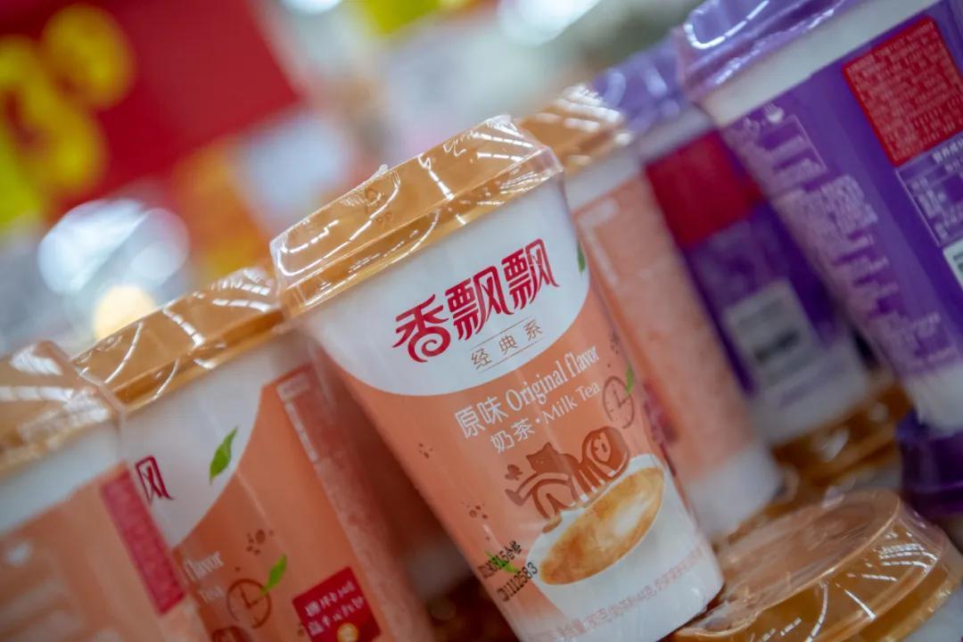 冲泡的香飘飘招谁惹谁了？或许是9.9的瑞太香，也有可能是15块的喜茶太诱人，又或