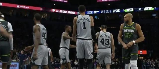  圣安东尼奥马刺 吐槽大会

马刺崩盘名场面又+1！福克斯近三场关键时段失误率1