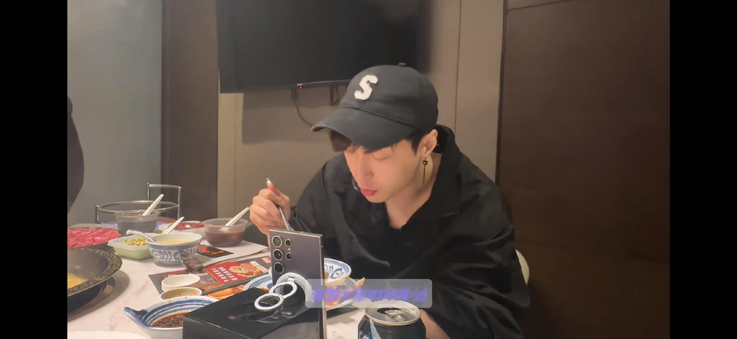 张艺兴已被美食硬控住 张艺兴最喜欢的食物是什么 祝大家2026年多吃不胖啊 张艺