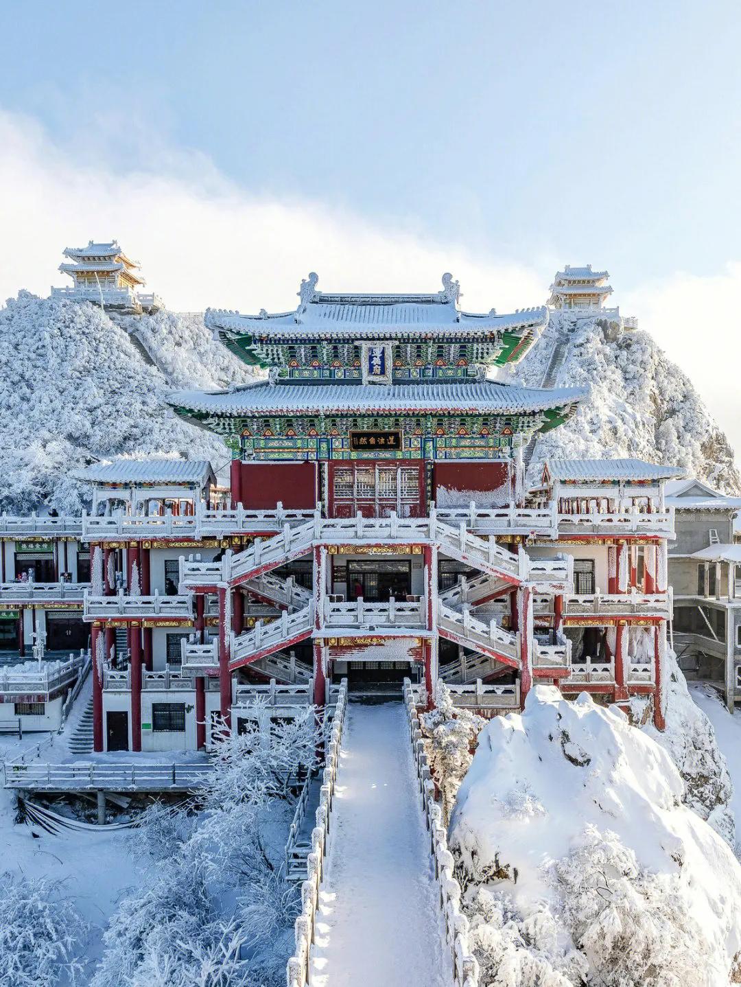 不知天上谁横笛，吹落琼花满世间。