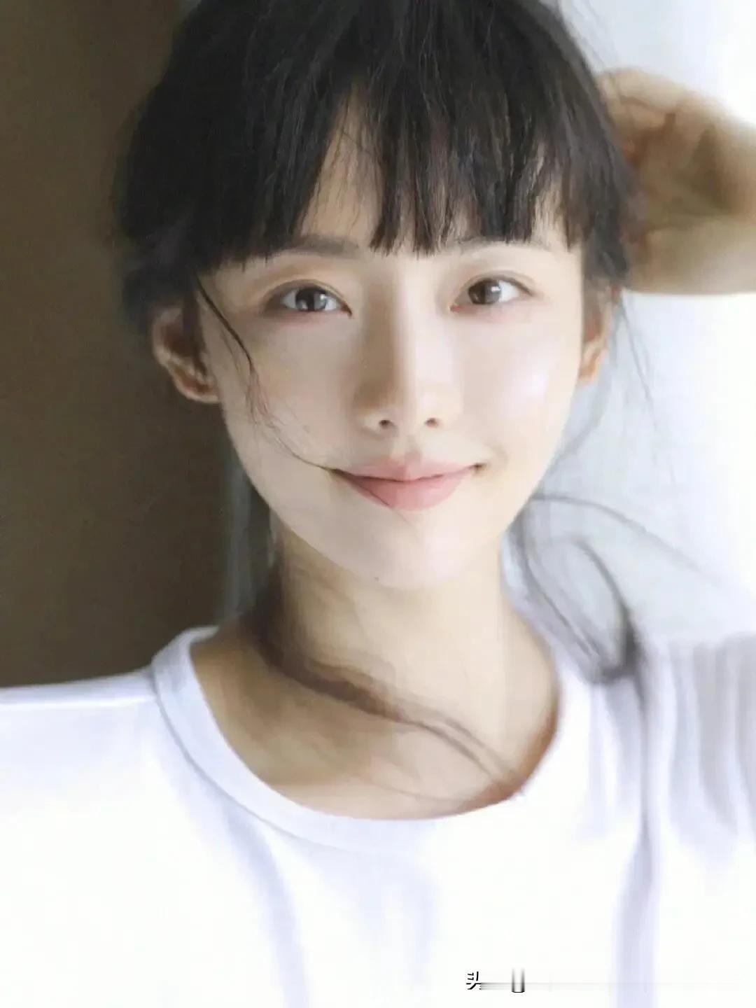 张嘉倪，1987年6月22日出生于四川省成都市，七岁开始学习舞蹈，九岁赴北京接受