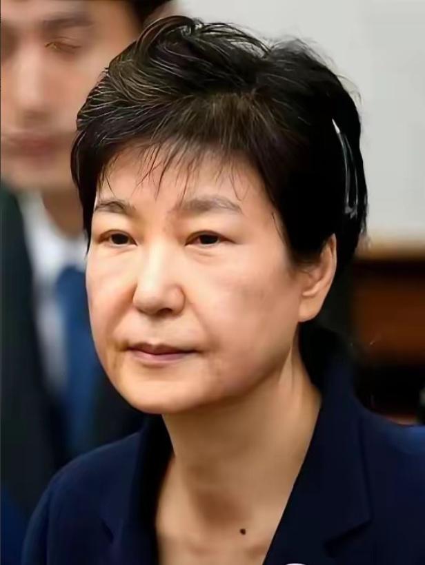 韩国政坛，真是杀疯了。尹锡悦刚被法院一审判了无期徒刑，同一天，74岁的朴槿惠养老