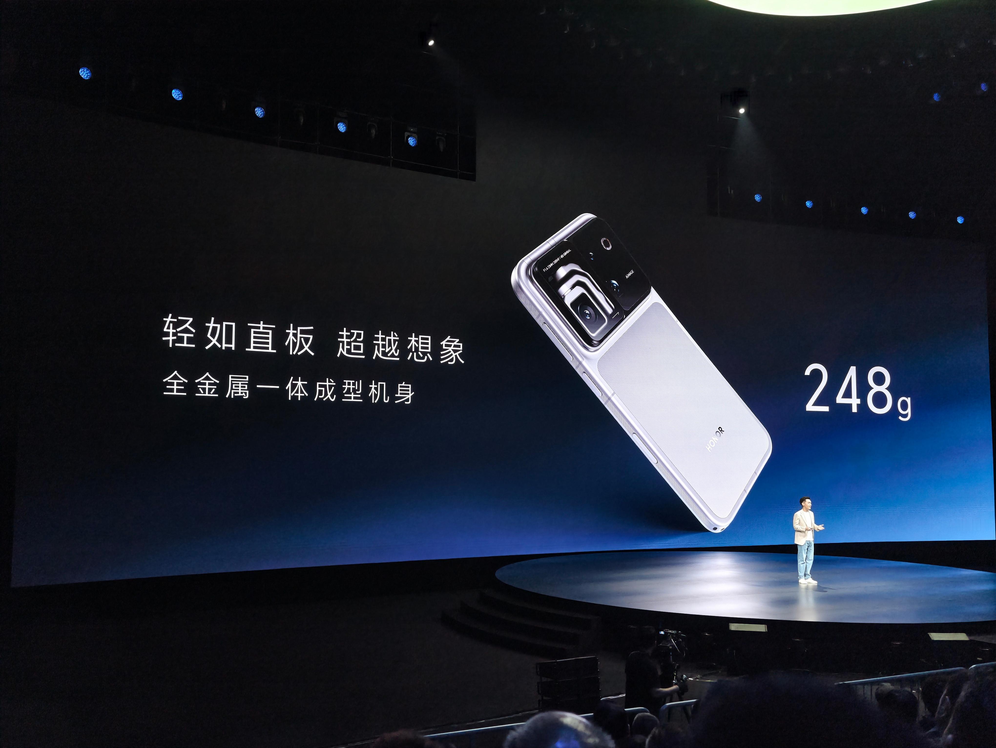 荣耀robot phone 塞进了一台云台，但是它的厚度仅仅只有9.59mm，重