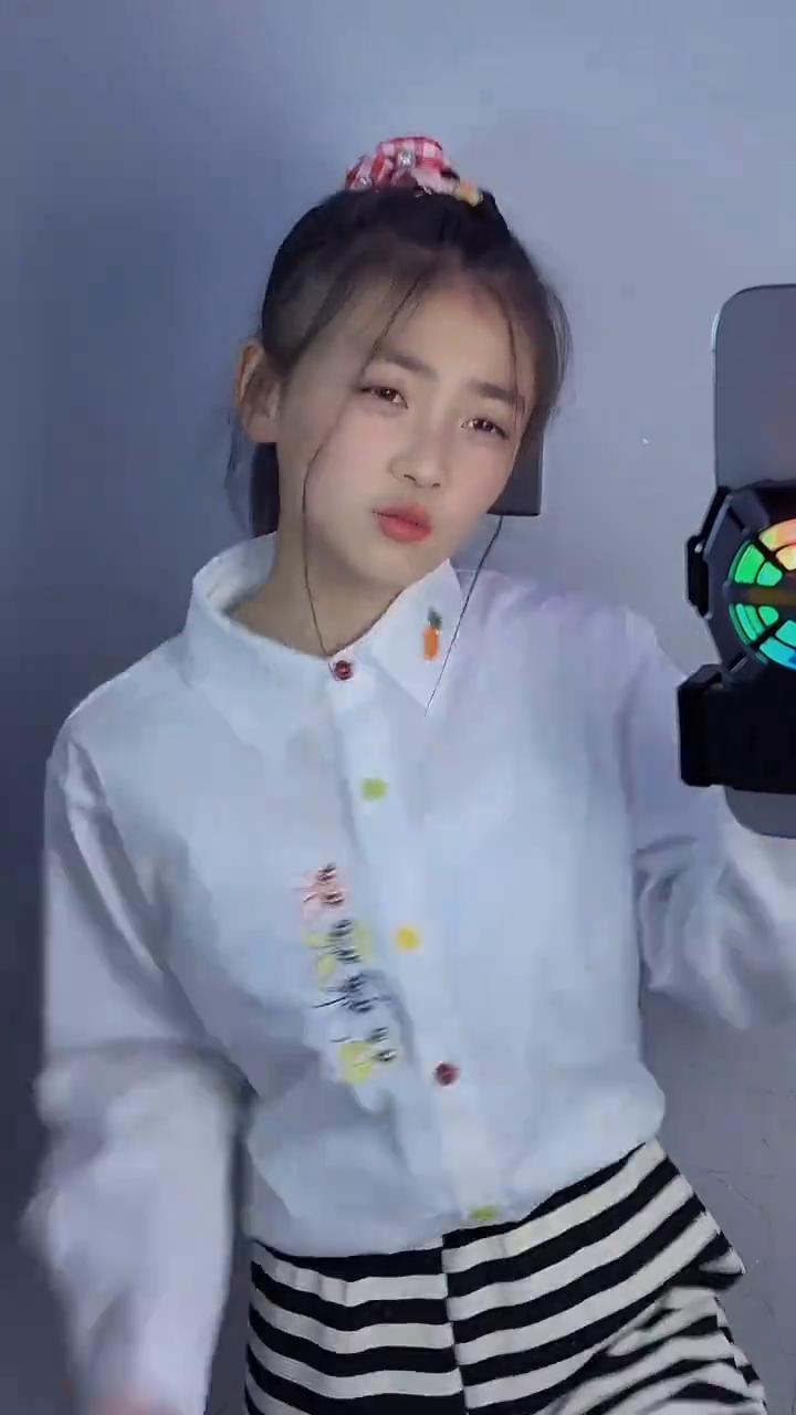 山路弯弯像绸带，我追着晨雾往前迈。野花开在石缝里，风一吹就对我笑开。山歌轻轻飘，