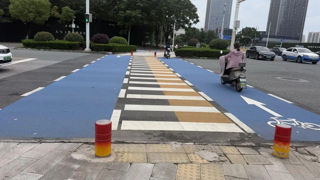 行人走道路中间区域，电动车靠两侧通行，武汉首个人车分区斑马线正式落地，全新蓝黄相