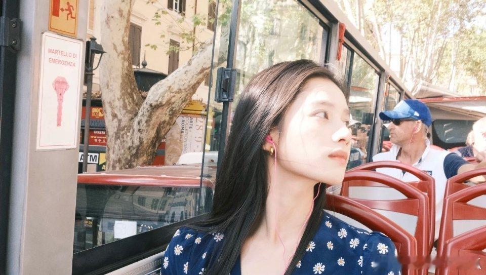 张婧仪真的是可以把随随便便都一件衣服都穿的非常的有故事感 ​​​