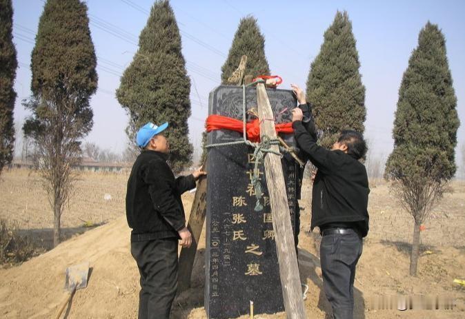 “坟前不立碑，后代难富贵”，为啥要立碑？土坟还需要立吗？
 
朋友们大家好，今天