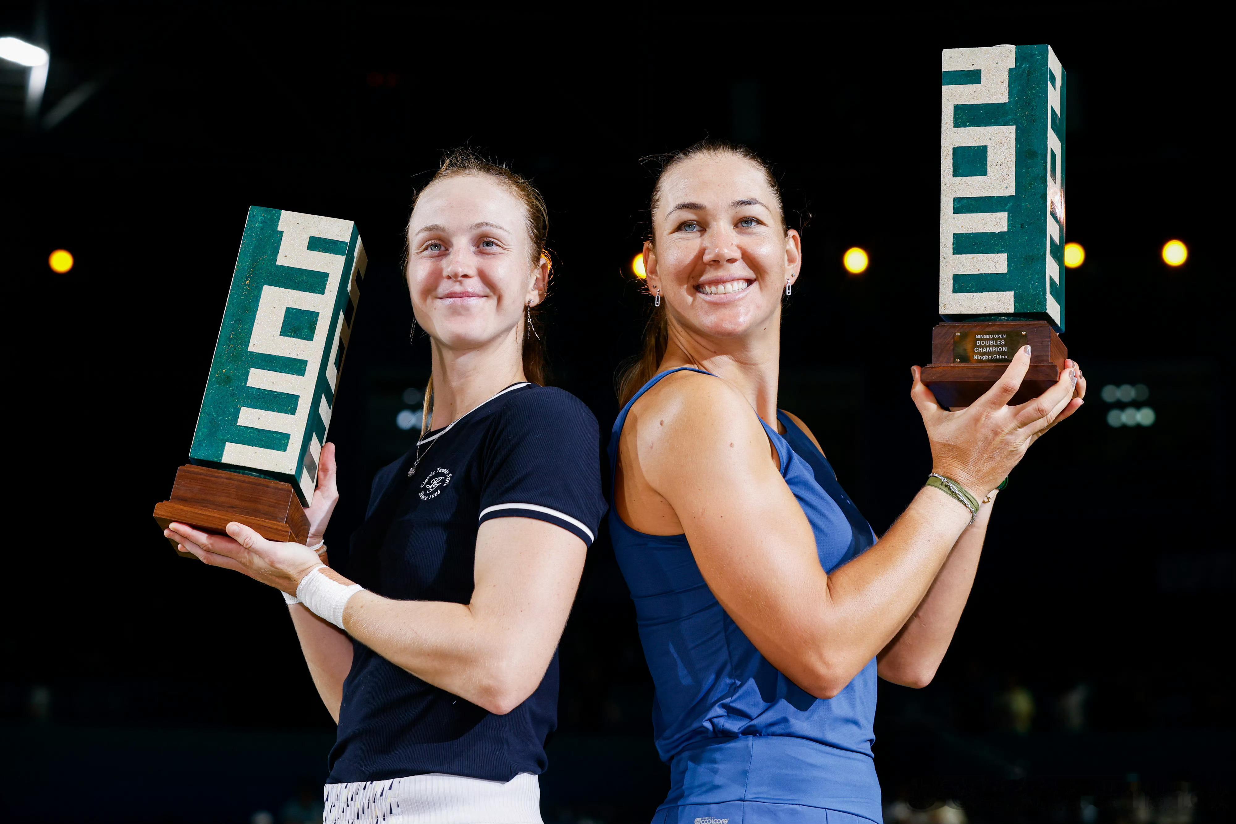 女单冠军：莱巴金娜🐰女双冠军：萨姆索诺娃/梅里查尔·马丁内斯这一套冠军球员，还