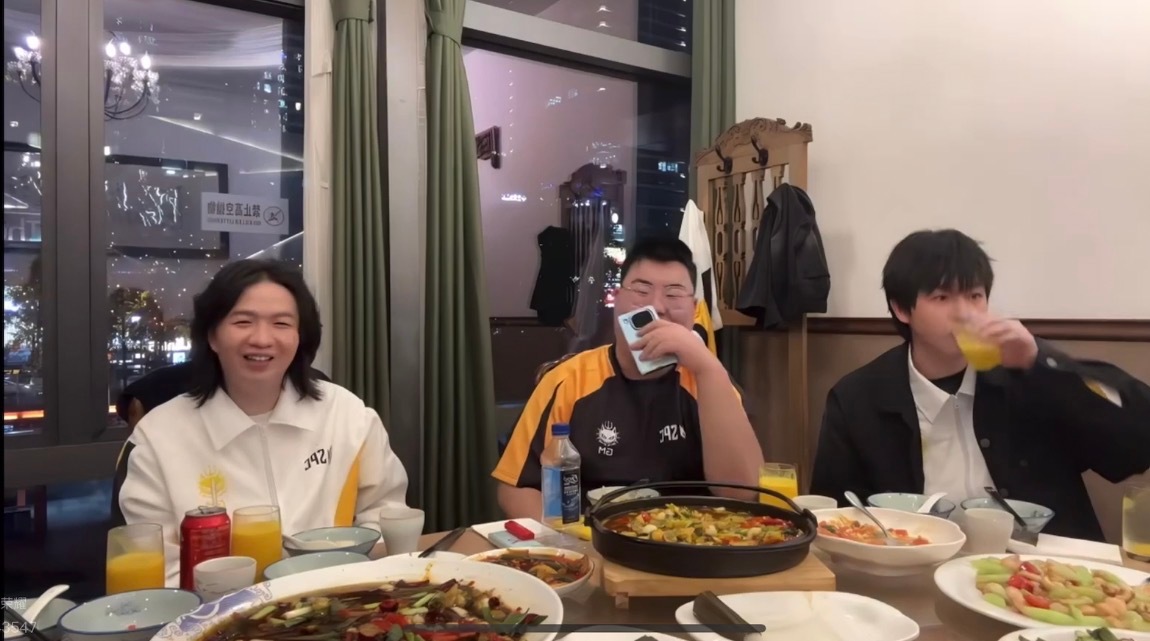 隔壁野王小胖人缘是真好啊！上到职业选手下到主播都喜欢和小胖玩[吃瓜]有Meiko