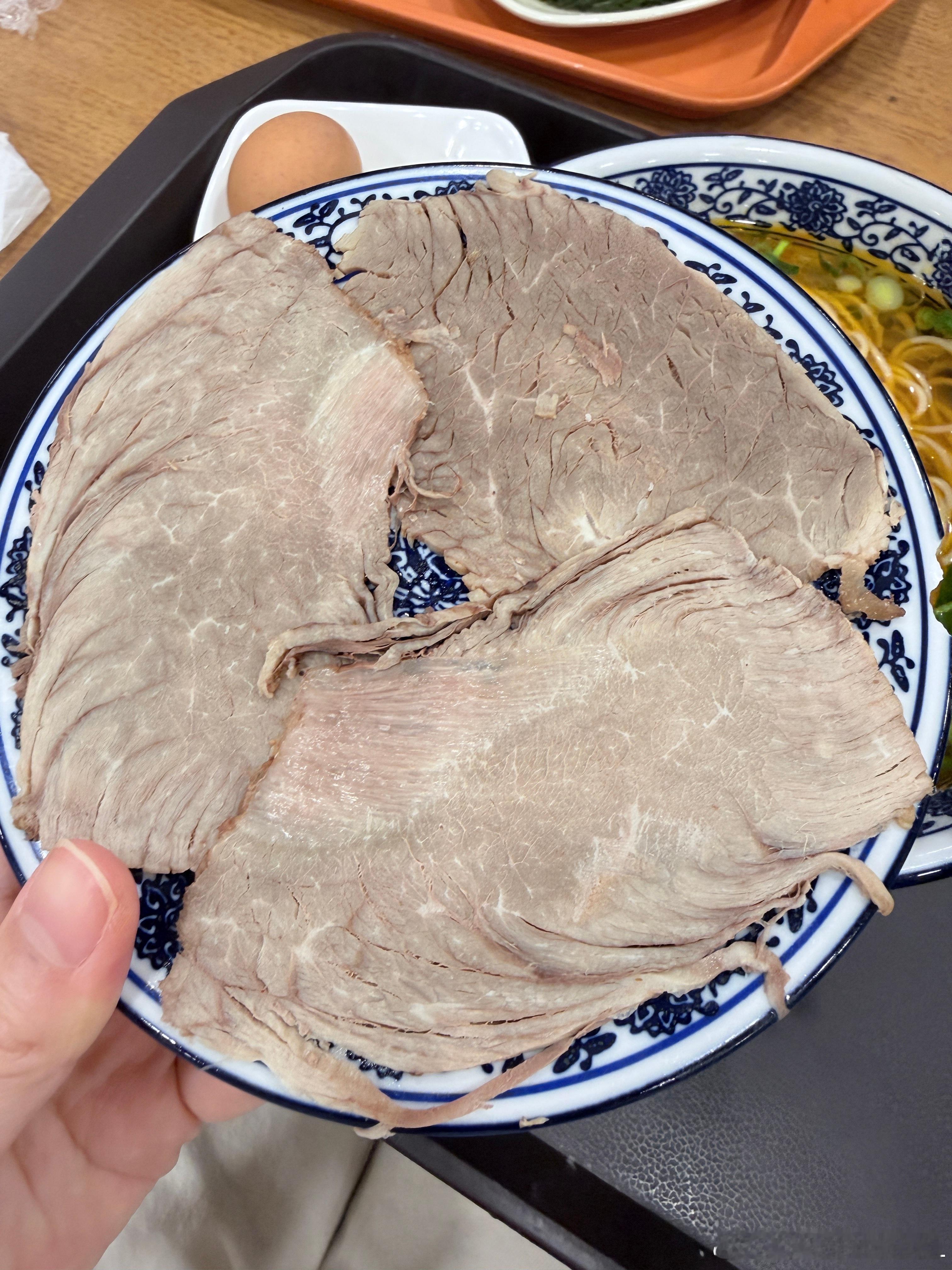 北京南站的物价，3片牛肉12块。我眼神不太好，这盘肉放冰柜里的时候我瞄了一眼，觉