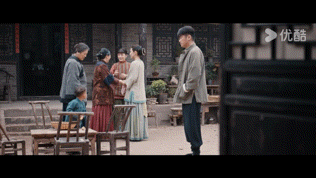剧才播10集女主背后空无一人《灼灼韶华》播至10集，华姐的生活仿佛掉入深渊。丈夫