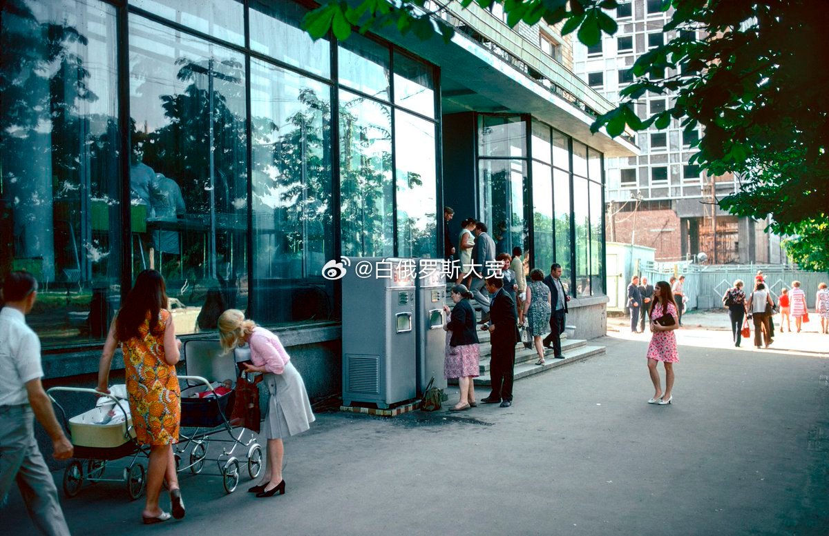 老照片：1974年明斯克街头的自助饮水机  ​​​