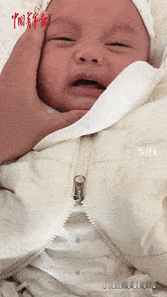 笑不活了！近日贵州铜仁，一对00后小夫妻两个月前刚生下可爱的宝宝，可是宝宝时不时