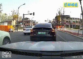 这大哥这是要直接拉回厂家退货吗?
走着走着两人突然吵起来了，一吵架说话那就是啥感