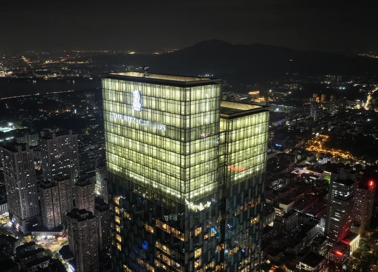 时隔几年又看到亮灯的丽思了
最近一个月丽思卡尔顿的灯也是准点的亮起来了
南京 新