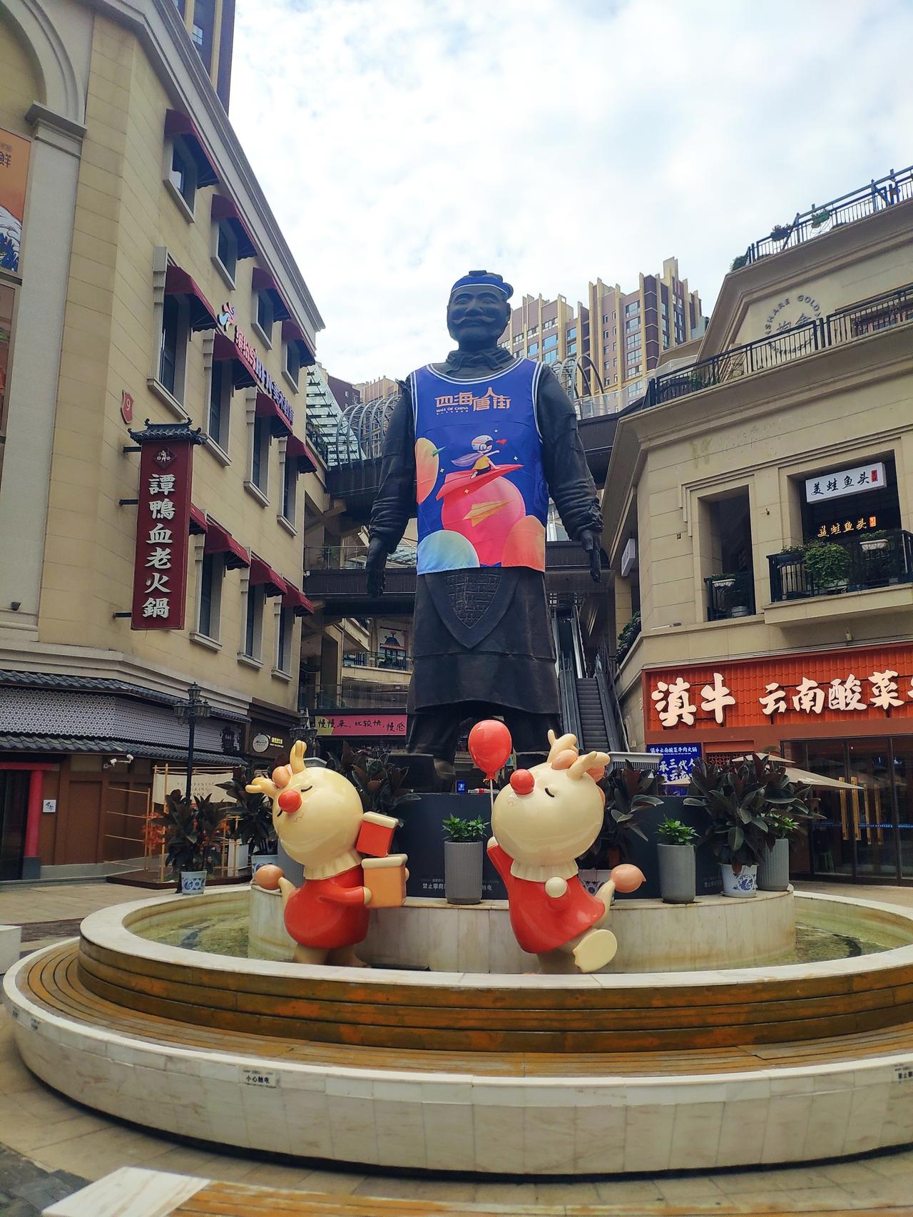 在西安街头，兵马俑早就“活”了……不信你逛逛西安的大街小巷——有的餐厅门口站着一