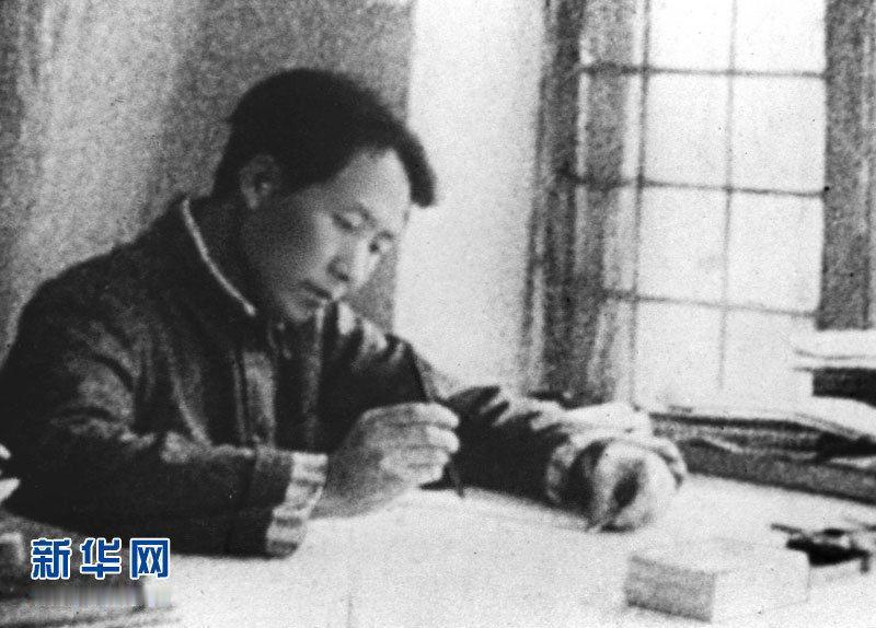 强烈建议官员都要向照片中的毛主席学习，目光深远，笔耕不辍，饱含对人民群众的深情厚