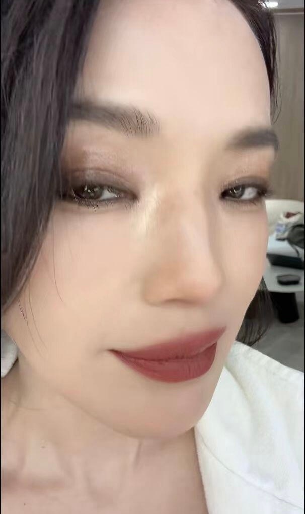 舒淇的嘴简直太适合涂口红了感觉姐嘴上这只会卖爆诶！