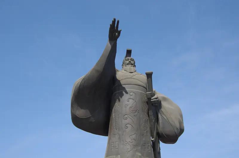 汉武帝刘彻堪称历史传奇帝王。他15岁即位，在位54年，把汉朝推向鼎盛。
政治上，