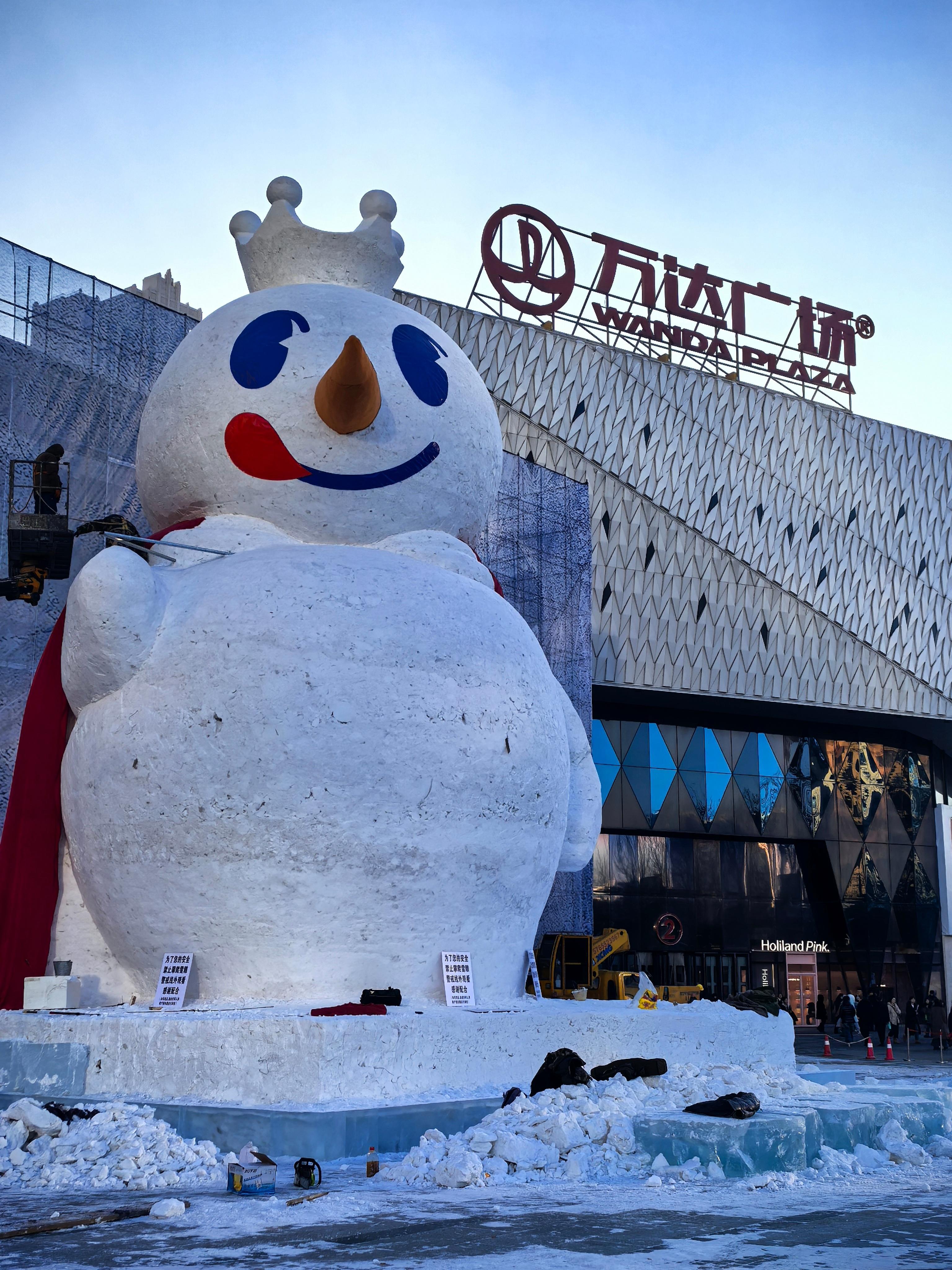 见着哈西万达的冰封黄玫瑰了，东侧大雪王(目测10米左右)也快完工了 