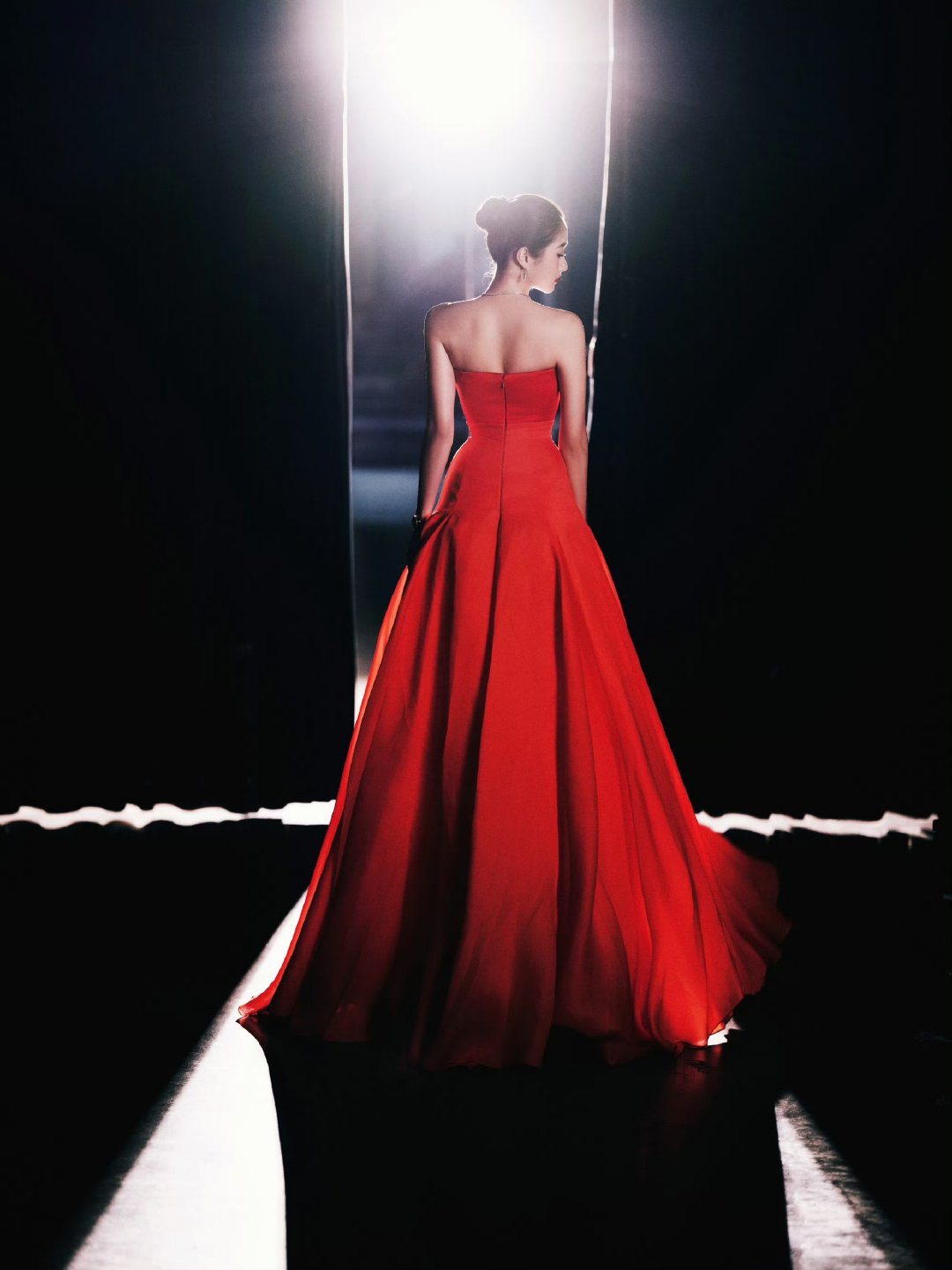 关晓彤抹胸橘裙