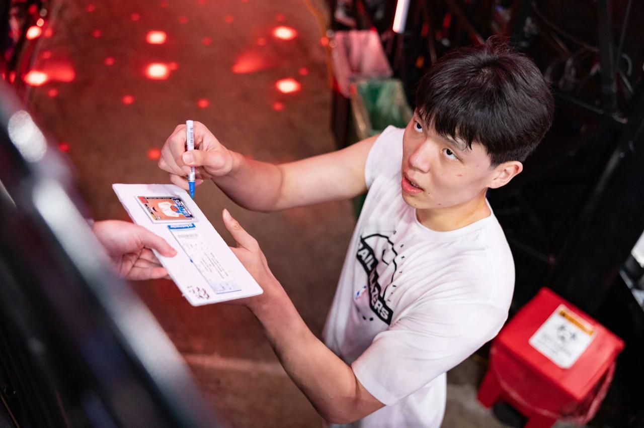 小杨给球迷签名高清照。开拓者昨日输球，但是貌似球迷并没有多少波澜，因为大家都是冲