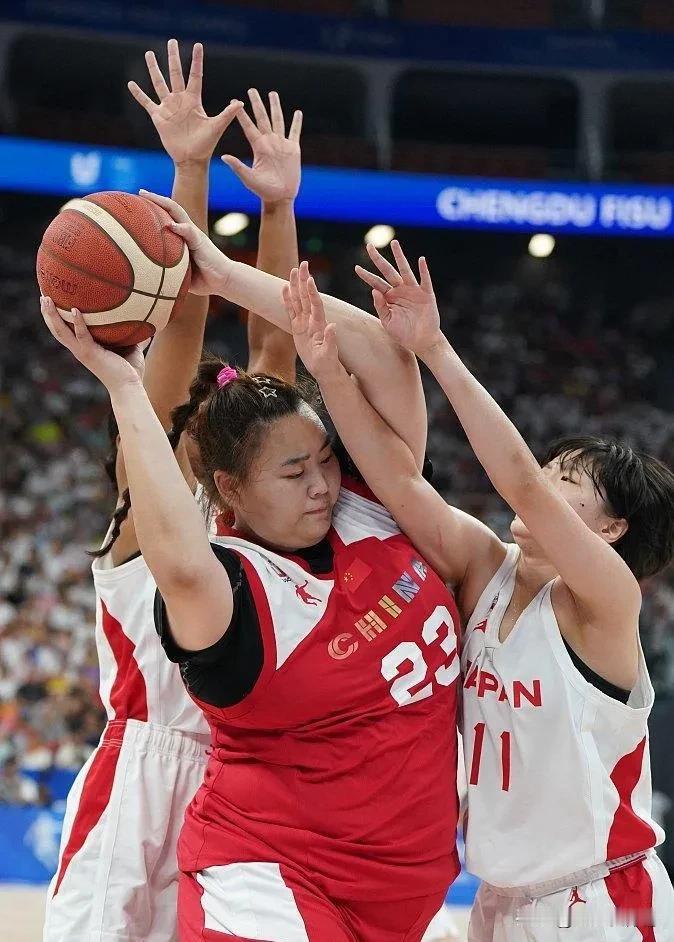 为何对手疯狂夹击女篮内线？
女篮对尼日利亚的两场热身赛，对手几乎到了肆无忌惮夹击