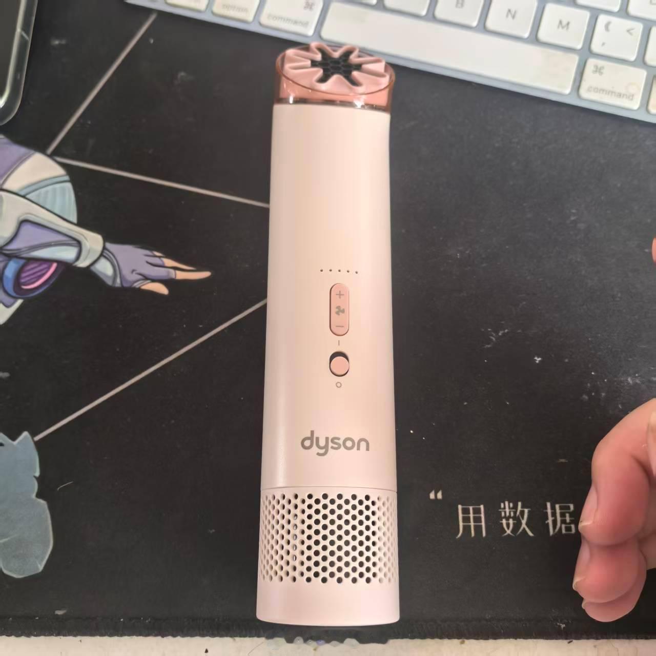 家电鉴宝大会 这里弄来两台小风扇，小米的小风扇和戴森的小风扇。戴森手持风扇99美
