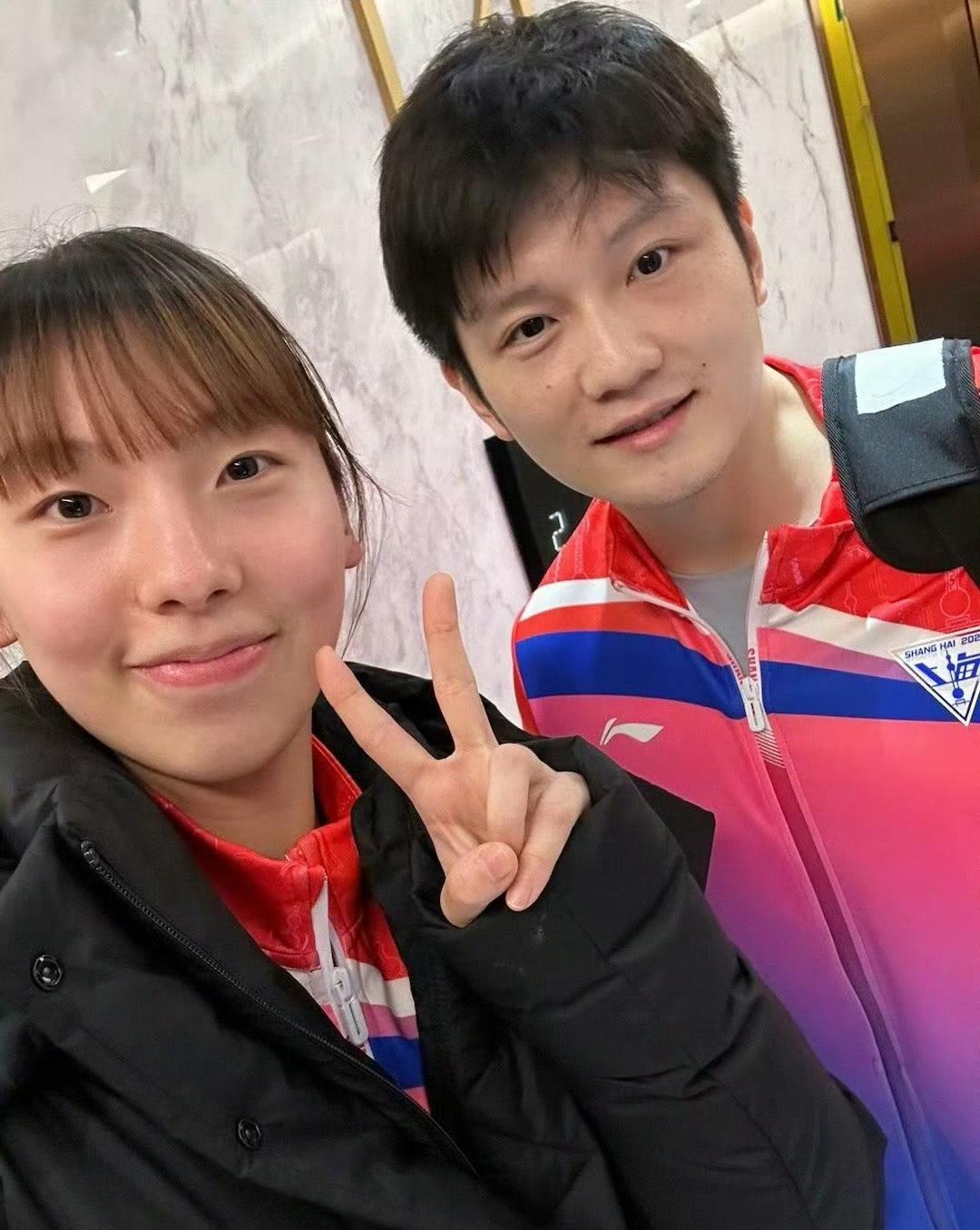 樊振东与上海全运会乒乓球女团成员杨屹韵、孙铭阳合影！东哥和自己省队队友合影明显松