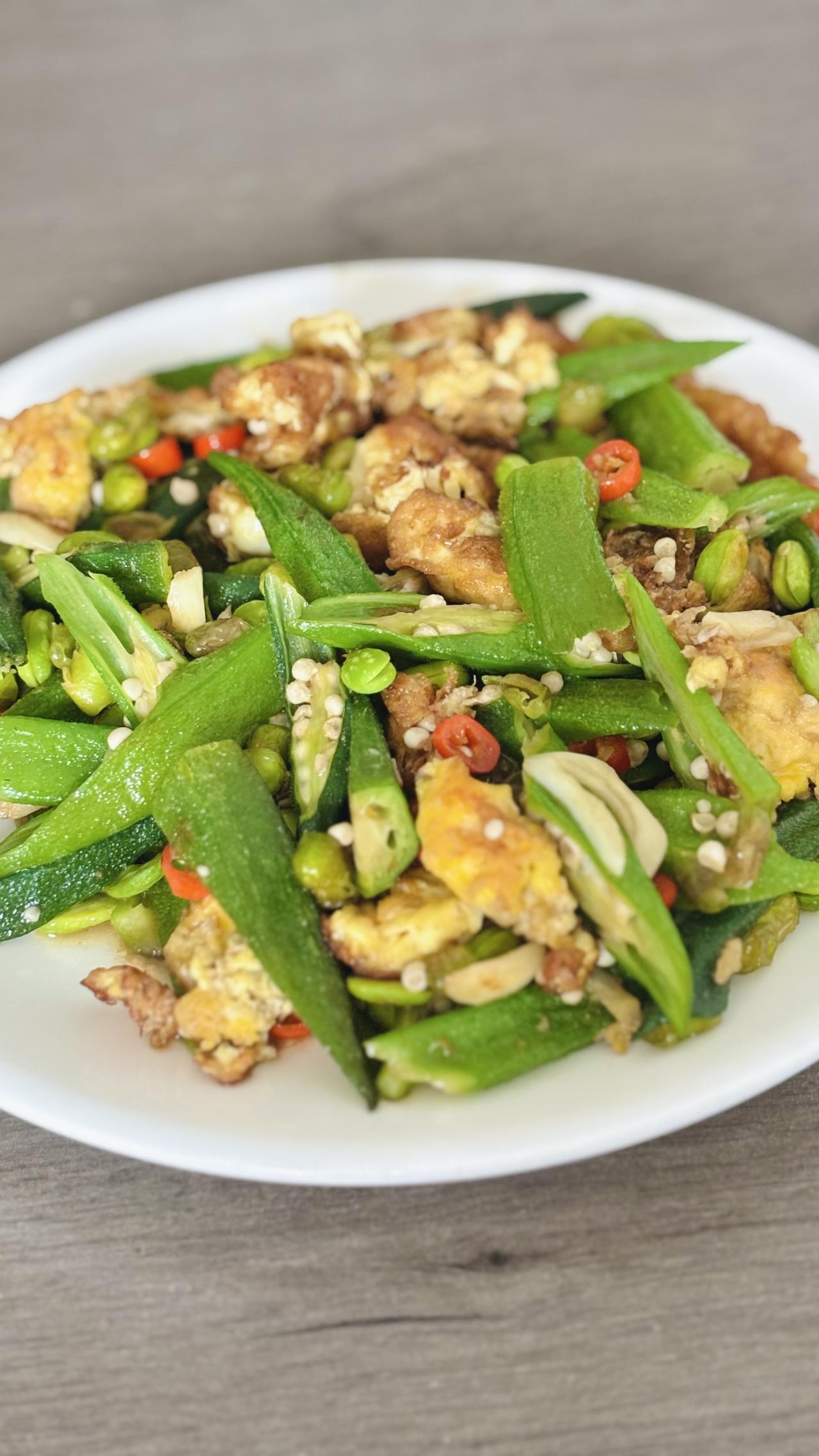 自己做饭就是有种莫名的乐趣，就像我把鸡蛋、毛豆、秋葵、辣椒一起混炒，既有毛豆的清