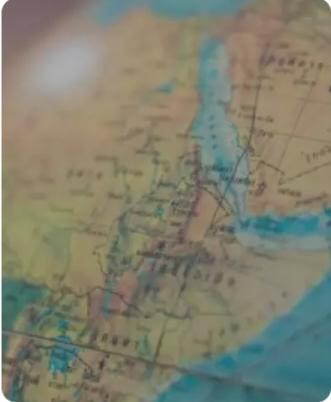 秦始皇修建长城
公元前二一四年，大秦帝国的疆域在北境线上凝固成一道沉默而巍峨的誓