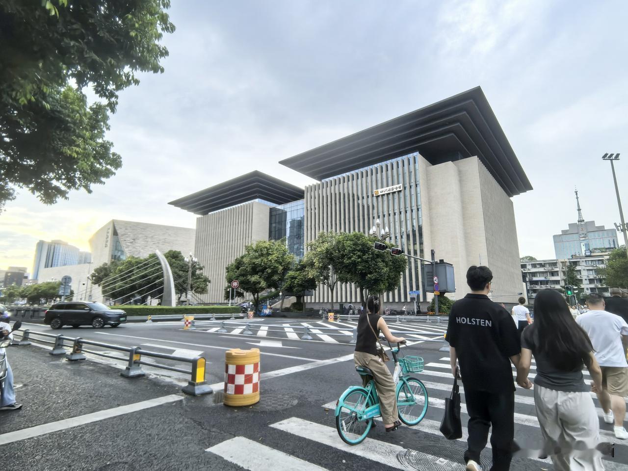 没带身份证，能进四川省图书馆吗？
回答是：能。只要你走入口旁有人值守的大门，拍照
