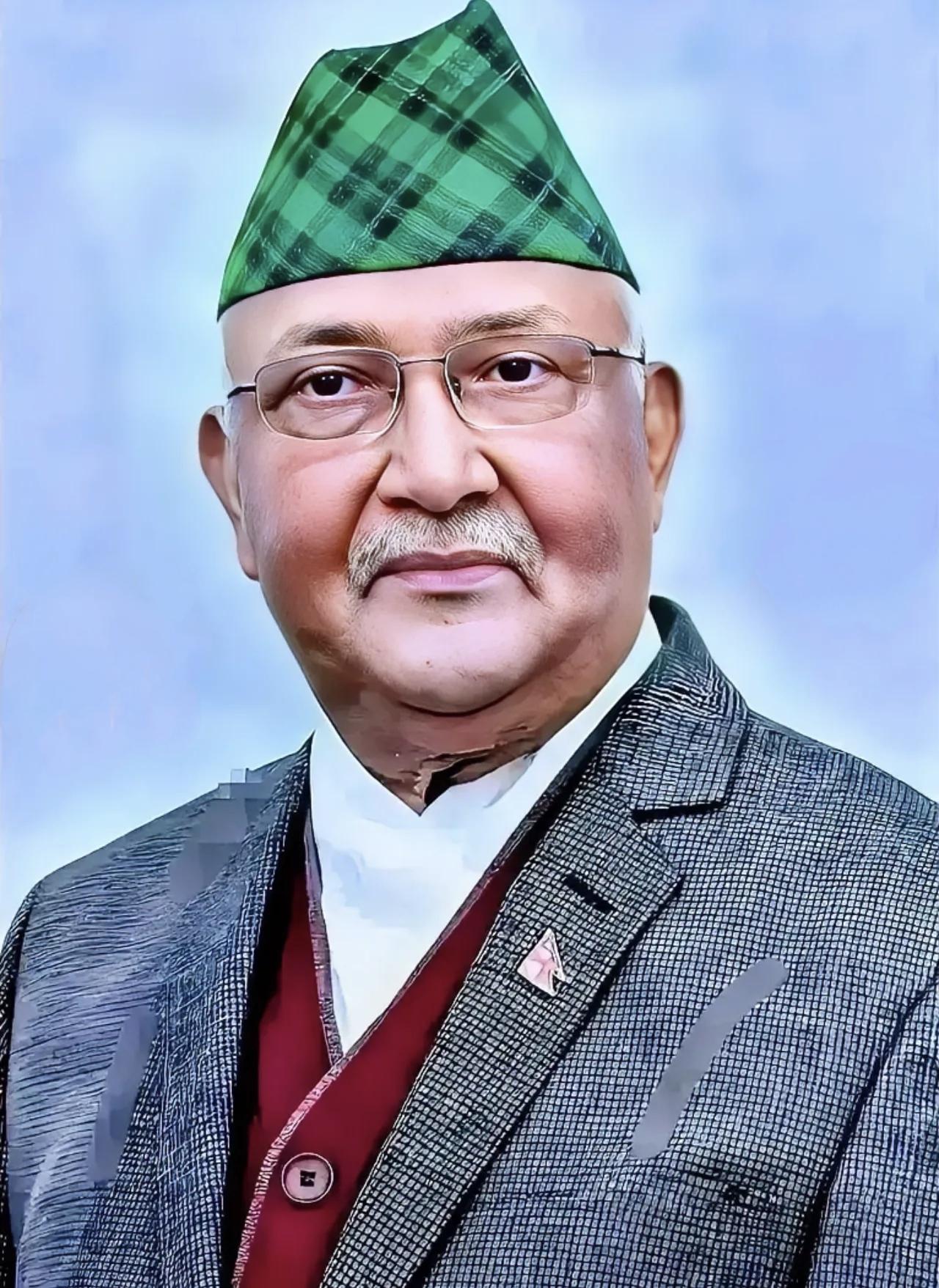 尼泊尔政府刚宣布，搞了十多年的珠峰垃圾押金制度不玩了。
 
这消息一出来，登山圈