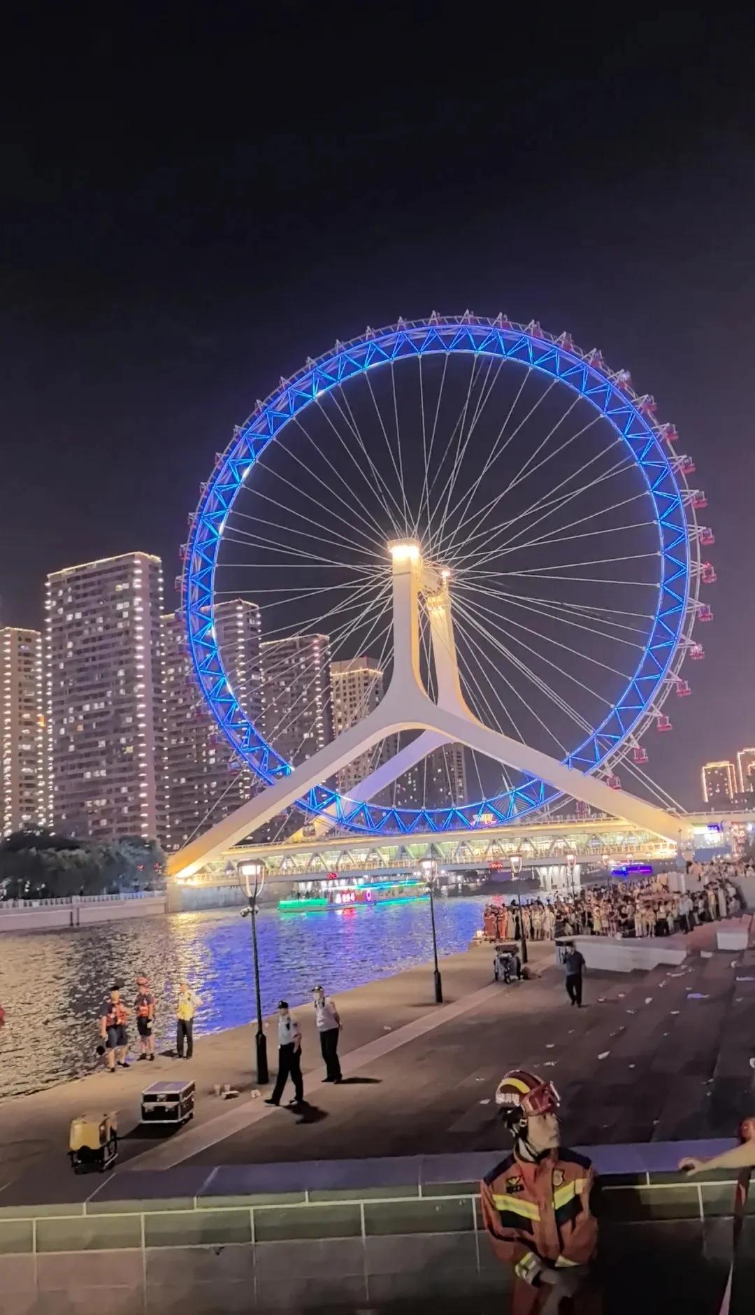 天津之眼海河边上。陕西榆林的一家四口来天津旅游。小儿子意外落水，大儿子救弟弟也落