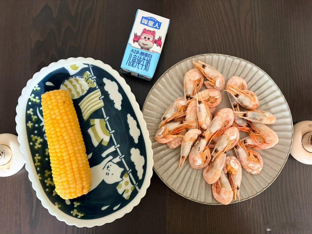 今日份小学生早餐🥣蒸玉米、甜虾、牛奶简单吃饭 ​​​